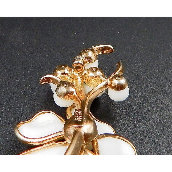 Crown Trifari Alfred Philippe Poured Milk Glass Flower Berries Brooch Gold Tone - Picture 7 of 12